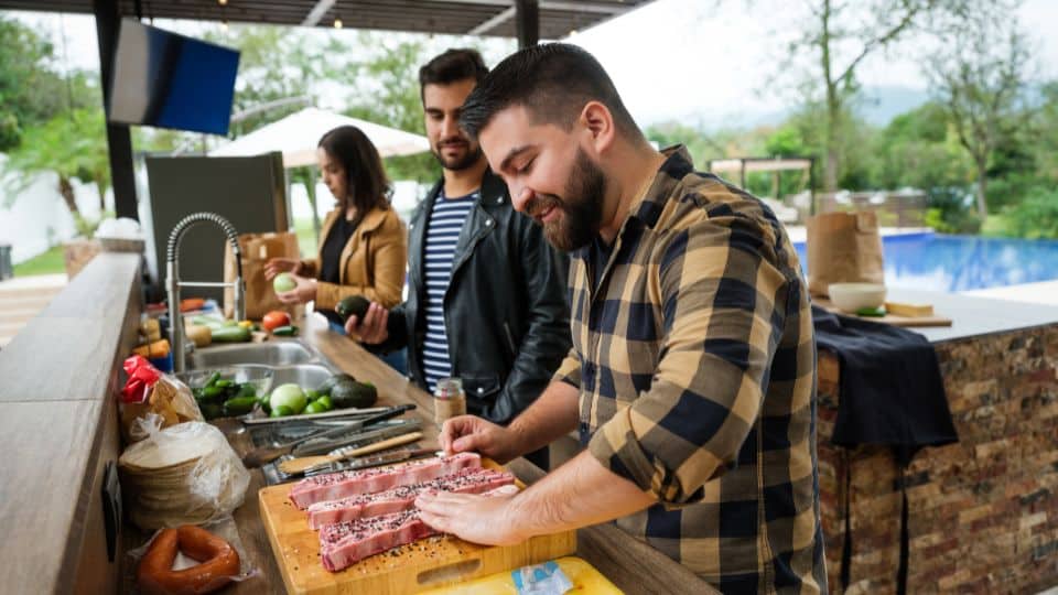 דרכים להגן על מטבח החוץ שלך מפני פגעי מזג האוויר
